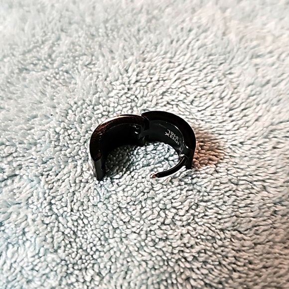 Bundled earrings and black ear cuff - Picture 3 of 5